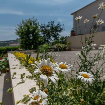 Apartments Flora Trogir Exterior photo